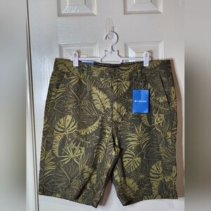 Men's Columbia Washed Out King Palm Print Olive Green Shorts. NWT. Size 34